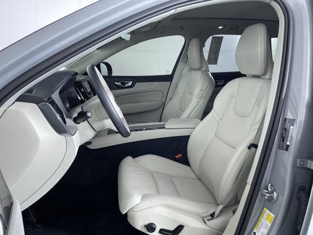 2025 Volvo XC60 B5 Ultra Dark Theme