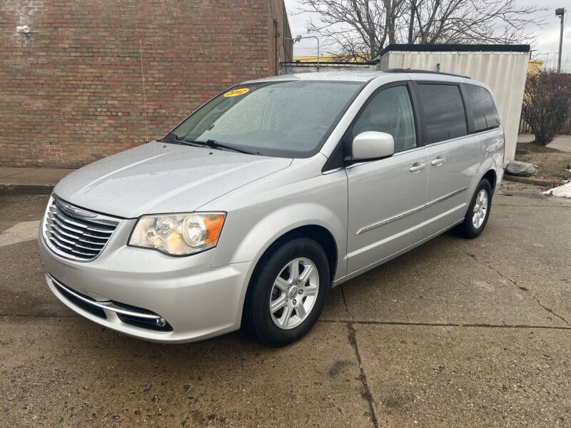 2012 Chrysler Town & Country Touring's photo