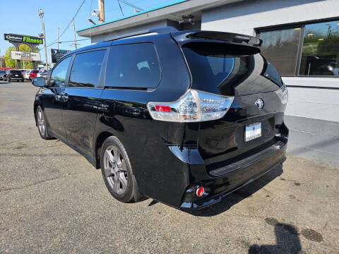 2017 Toyota Sienna SE 8-Passenger