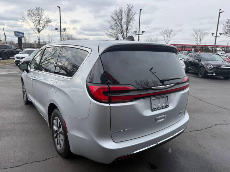 2024 Chrysler Pacifica Plug-In Hybrid Select