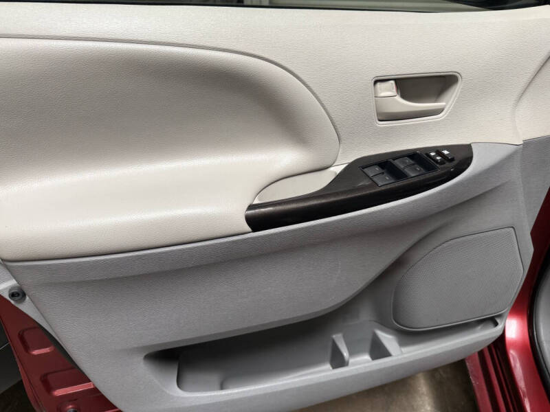 2012 Toyota Sienna LE 8-Passenger