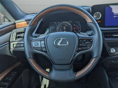 2025 Lexus ES 300h Luxury