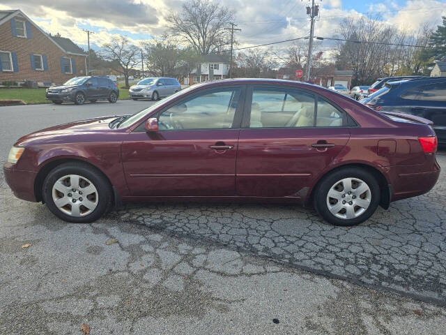 2009 Hyundai SONATA for sale at QUEENSGATE AUTO SALES in York, PA