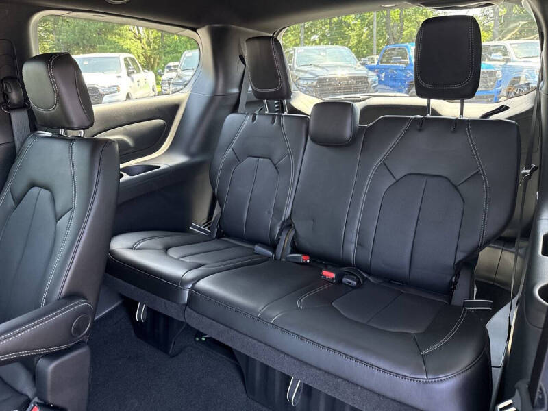 2027 Chrysler Pacifica Select