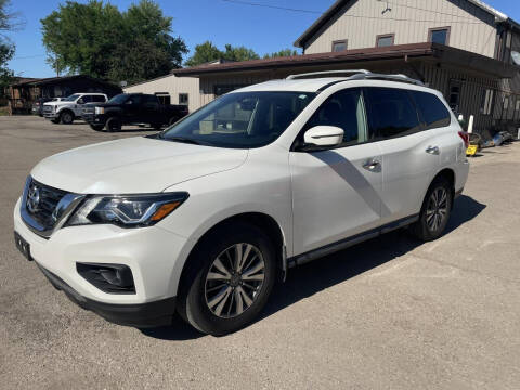 2019 Nissan Pathfinder for sale at COUNTRYSIDE AUTO INC in Austin MN