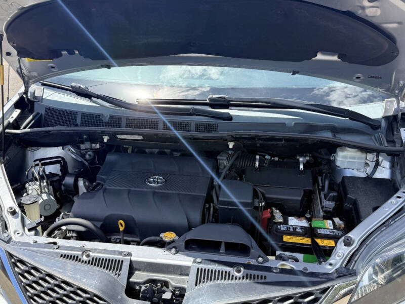 2012 Toyota Sienna SE 8-Passenger