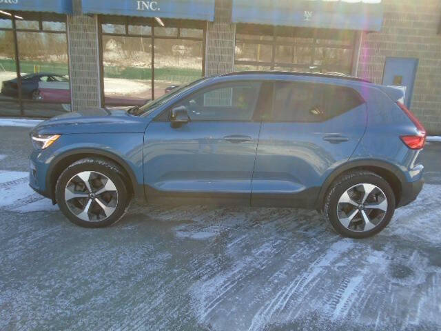 2024 Volvo XC40 B5 Plus Dark Theme