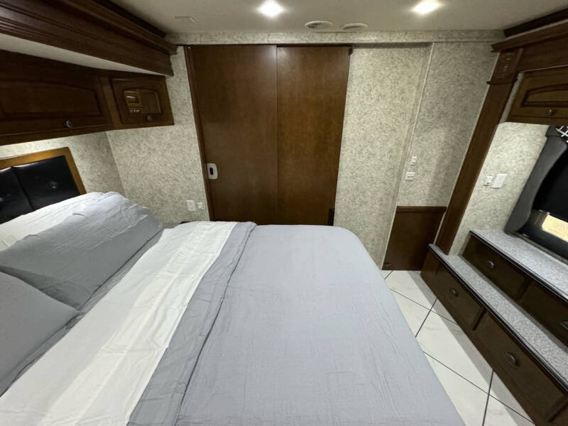 2012 Newmar Dutchstar 4354 ,  450hp, King Bed