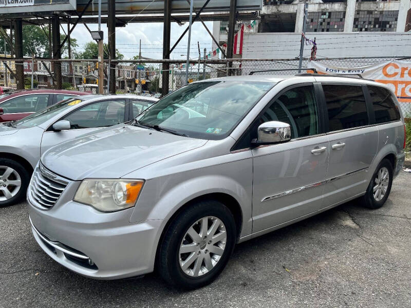 2011 Chrysler Town & Country Touring-L photo 4