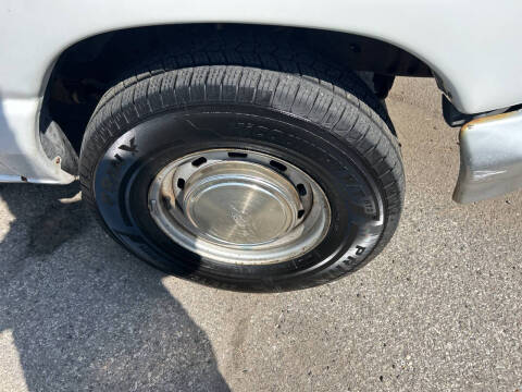 2003 Ford E-Series E-150 Base