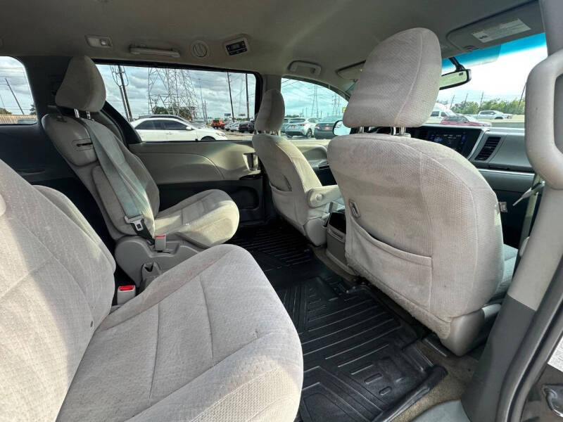 2015 Toyota Sienna LE 8-Passenger