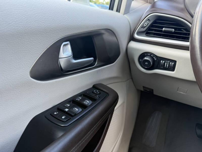 2017 Chrysler Pacifica Touring-L