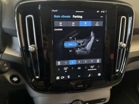 2025 Volvo XC40 B5 Ultra Dark Theme