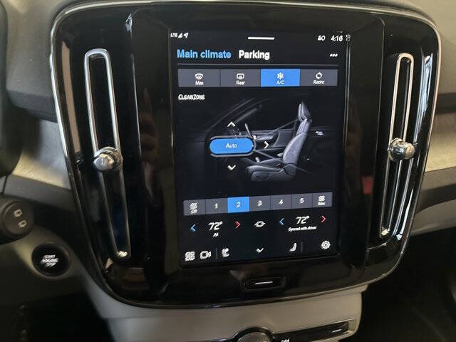 2025 Volvo XC40 B5 Ultra Dark Theme