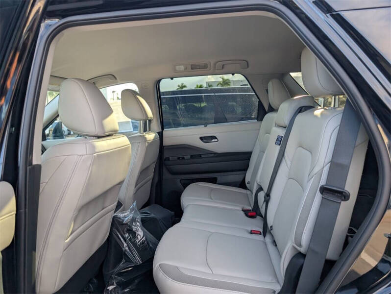 2025 Nissan Pathfinder SL