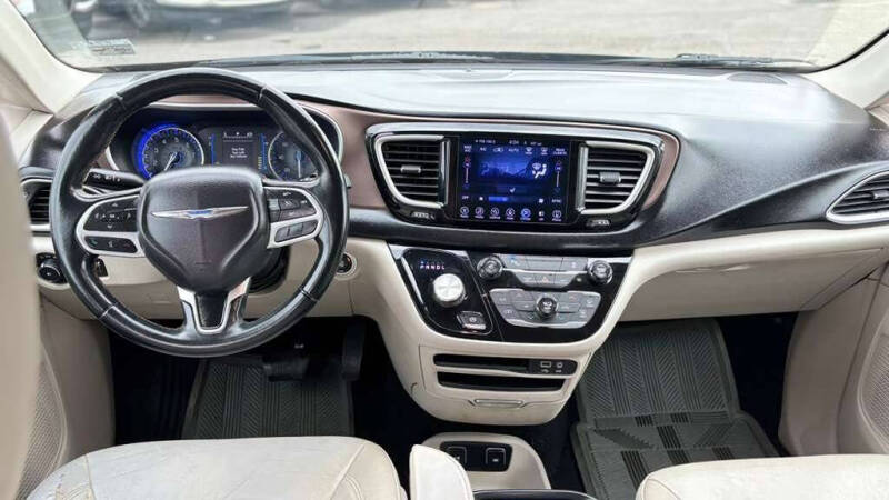 2017 Chrysler Pacifica Touring-L