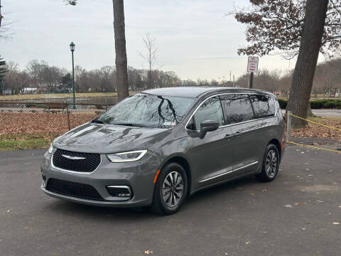 2022 Chrysler Pacifica Hybrid for sale at B & A Auto Sales Inc. in Jamaica NY