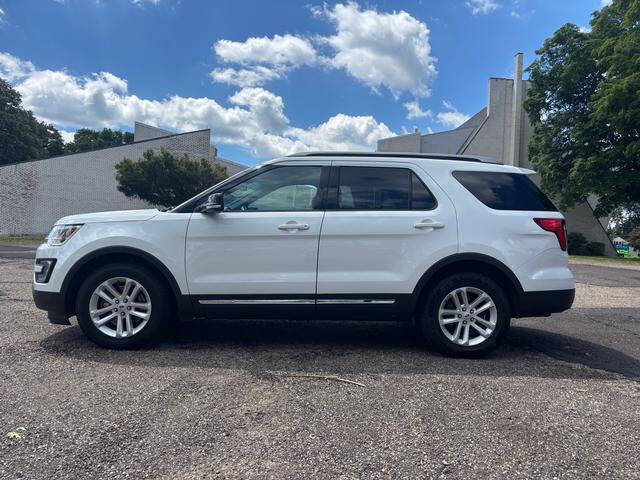 White Platinum Metallic Tri-Coat 2017 Ford Explorer XLT XLT 4dr SUV 1