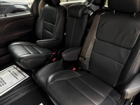 2017 Toyota Sienna SE 8-Passenger