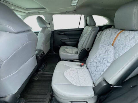 2023 Toyota Highlander Hybrid Bronze Edition