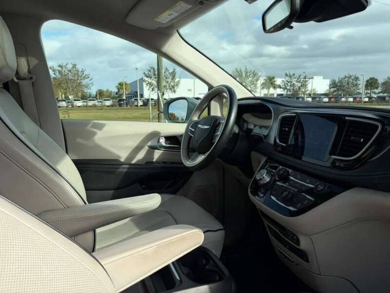 2017 Chrysler Pacifica Hybrid Platinum