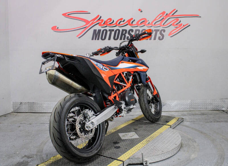 2024 KTM 690 SMC R