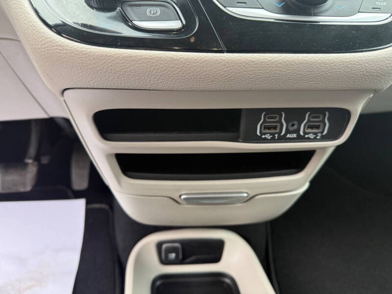 2024 Chrysler Pacifica Plug-In Hybrid Select