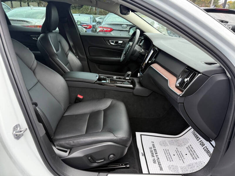 2022 Volvo S60 Recharge T8 R-Design Expression