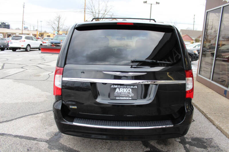2014 Chrysler Town and Country Touring