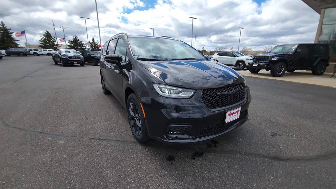 2024 Chrysler Pacifica for sale at Victoria Auto Sales in Victoria, MN