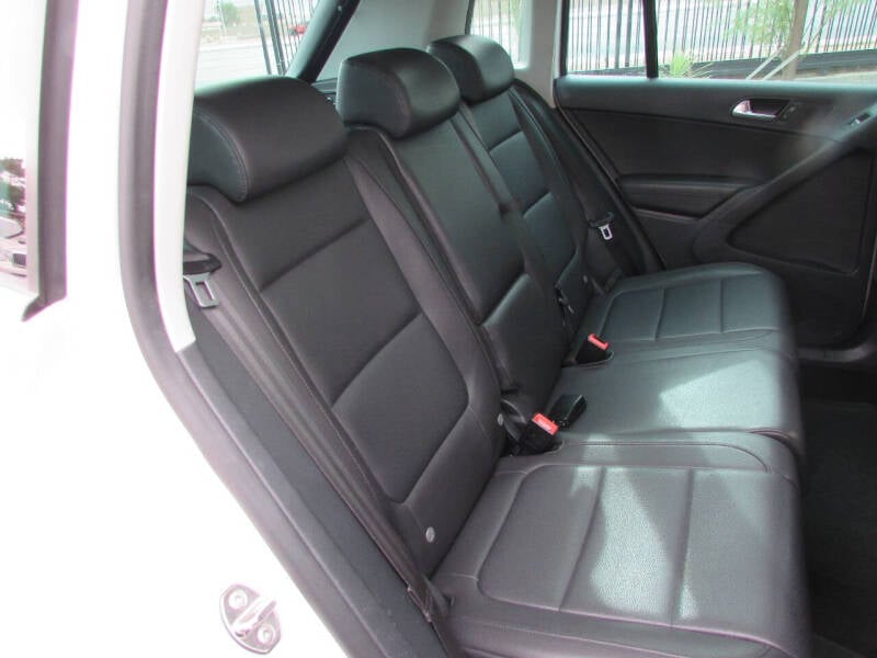 2011 Volkswagen Tiguan SE photo 18