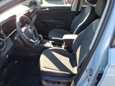 2026 Volkswagen Taos SE Black