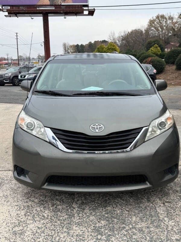 2012 Toyota Sienna LE 7-Passenger Auto Access Seat