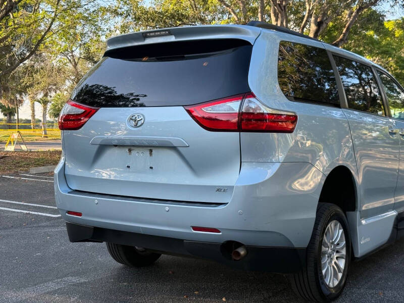 2016 Toyota Sienna XLE 7-Passenger Auto Access Seat