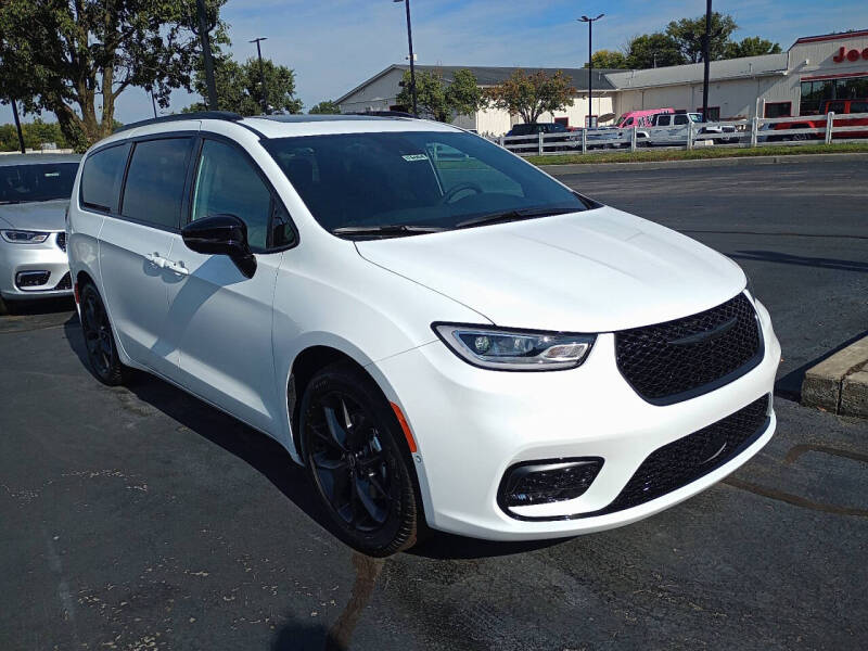 2026 Chrysler Pacifica Limited's photo