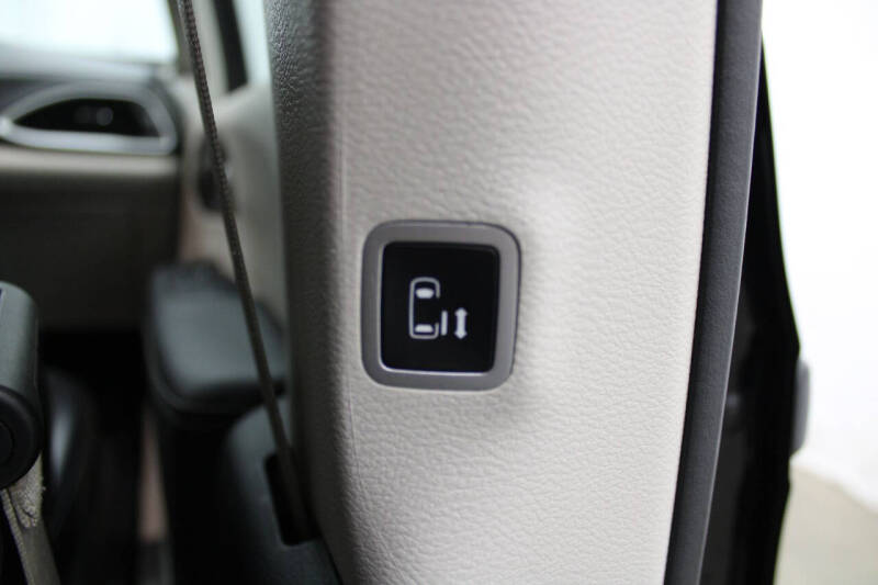 2024 Chrysler Pacifica Plug-In Hybrid Select