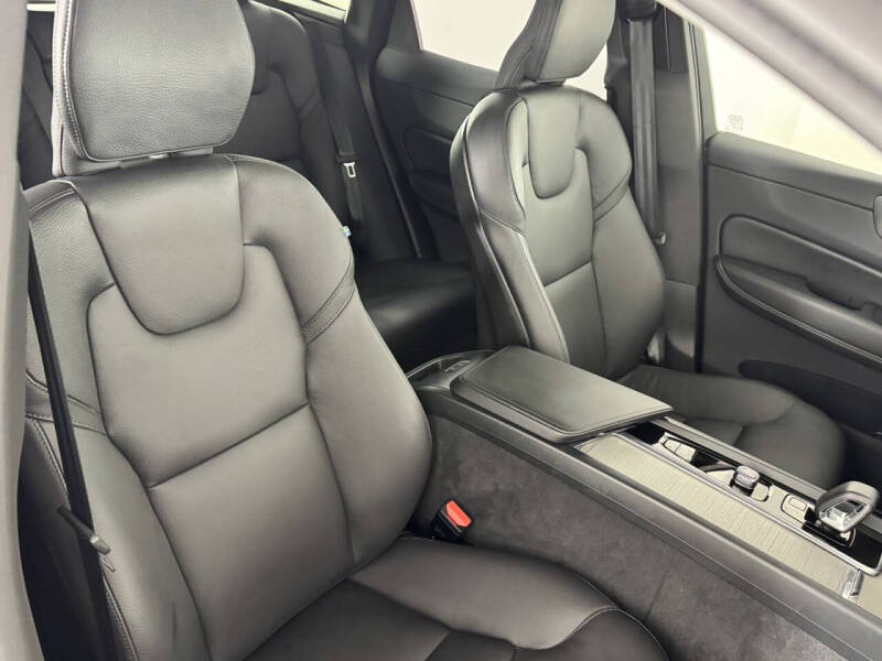 2025 Volvo XC60 B5 Plus Dark Theme