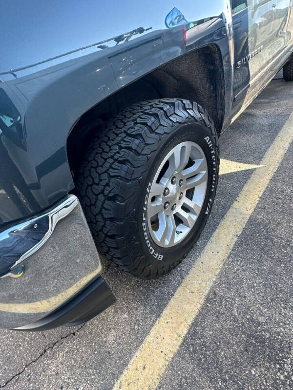 Used 2018 Chevrolet Silverado 1500 LT with VIN 1GCVKREC0JZ226530 for sale in Rockford, IL