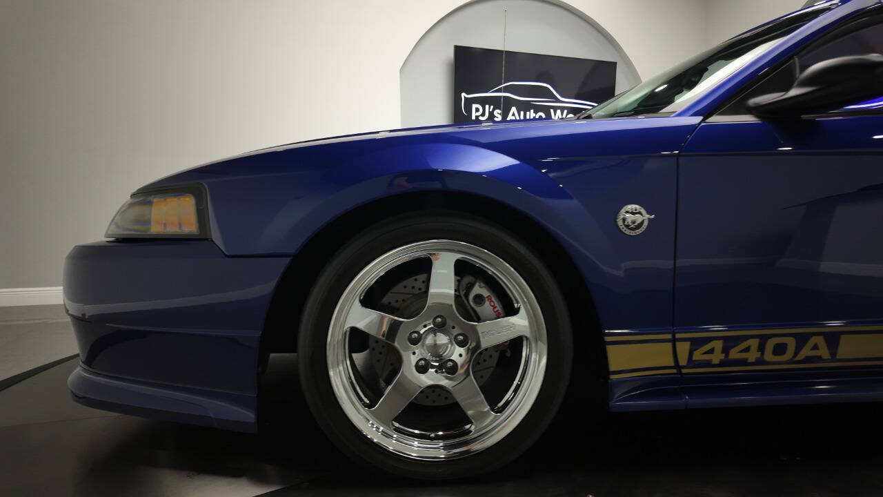 2004 Ford Mustang 16