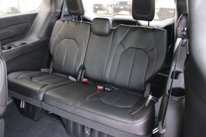 2027 Chrysler Pacifica Select