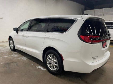 2027 Chrysler Pacifica Select
