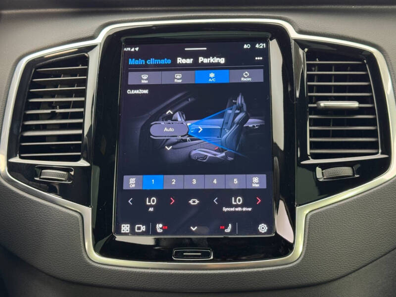 2023 Volvo XC90 Recharge T8 Ultimate Dark Theme