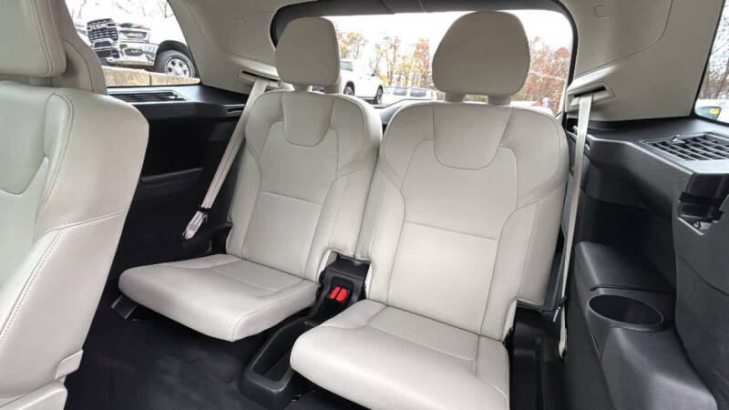 2020 Volvo XC90 T6 Momentum 6-Passenger