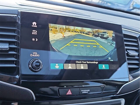 2022 Honda Pilot Touring w/Rear Captain's Chairs