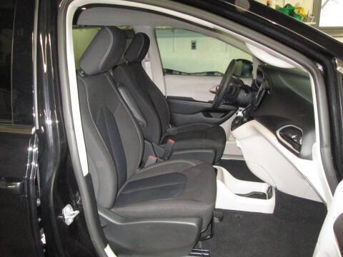 2022 Chrysler Voyager LX