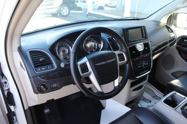 2014 Chrysler Town & Country Touring photo 11