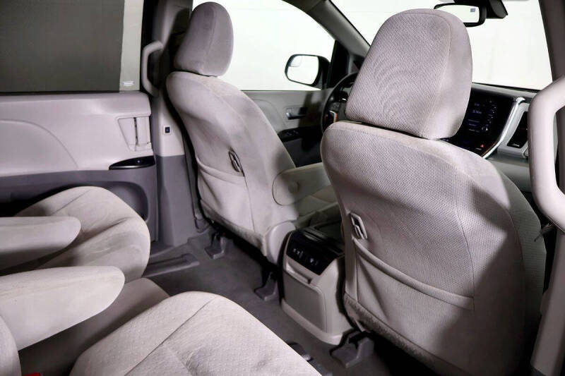 2019 Toyota Sienna LE Mobility 7-Passenger