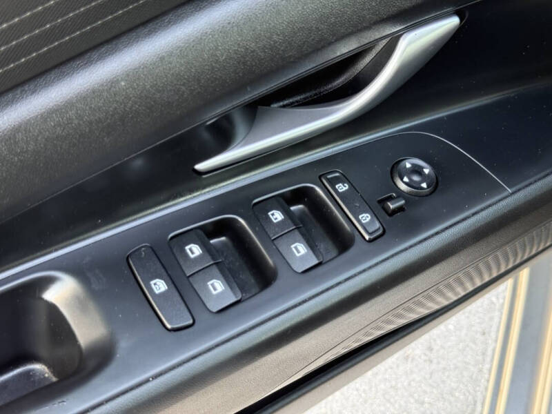 2022 Hyundai Elantra SE