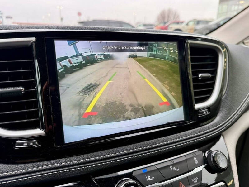 2024 Chrysler Pacifica Plug-In Hybrid Select