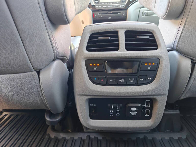 2020 Honda Pilot Touring w/Rear Captain's Chairs